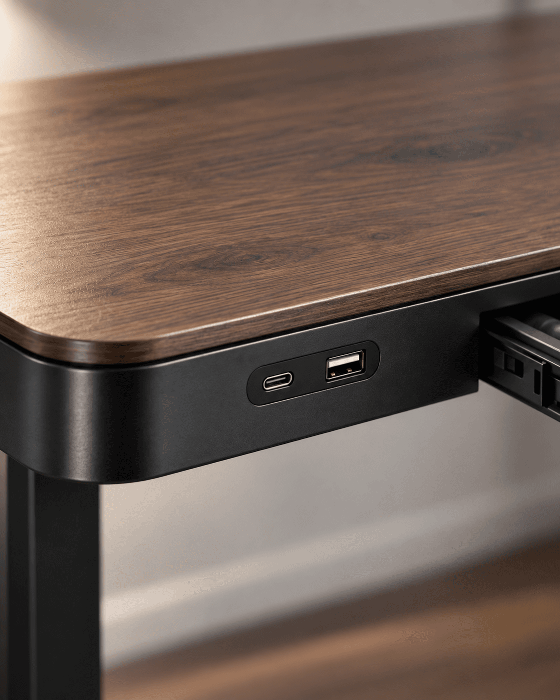 Порты USB-C и USB-A на торце стола MOVA